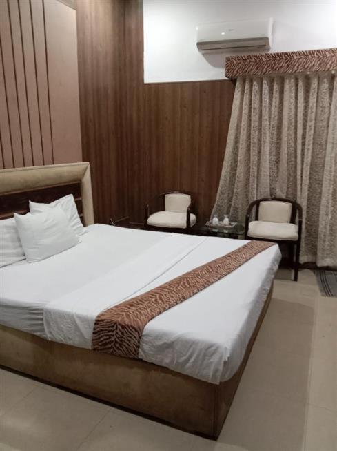 Helen One Hotel Лахор Екстериор снимка