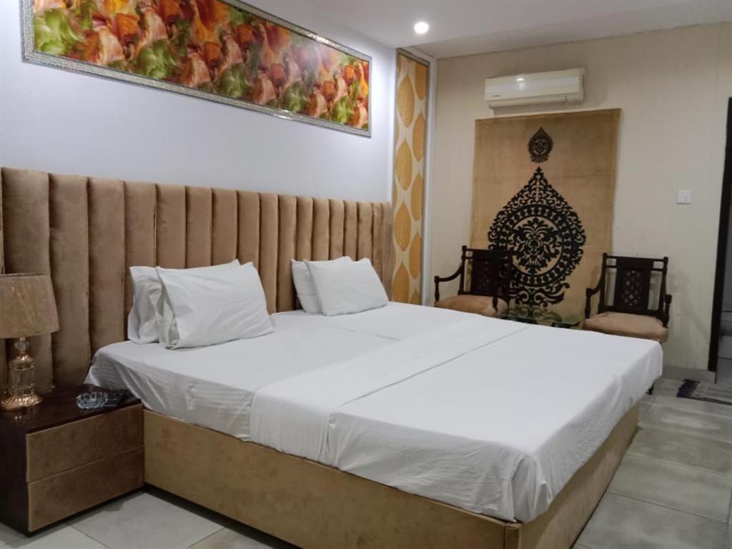 Helen One Hotel Лахор Екстериор снимка